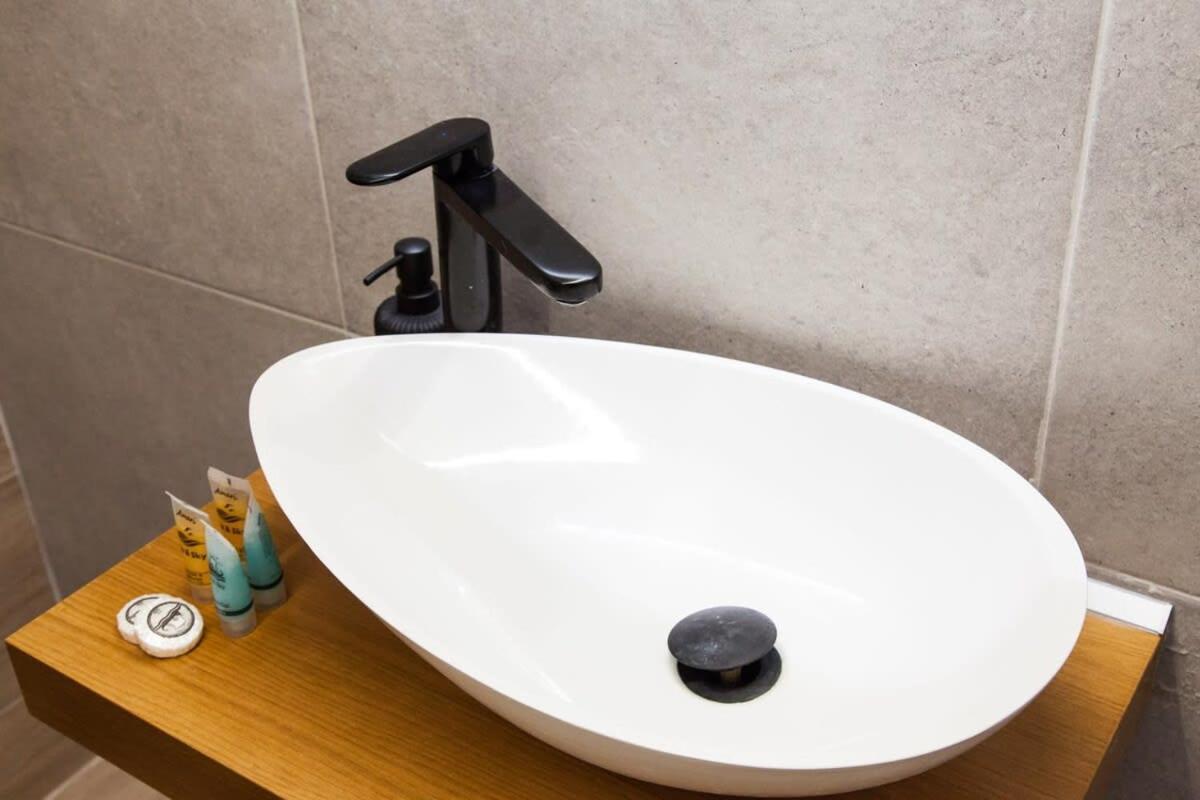 Contemporary Stylish Apartment Located Near Metaxourgeio Area 아테네 외부 사진