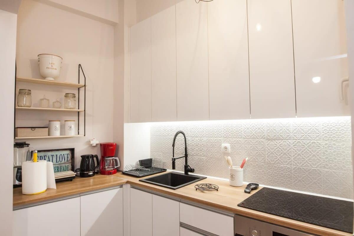 Contemporary Stylish Apartment Located Near Metaxourgeio Area 아테네 외부 사진