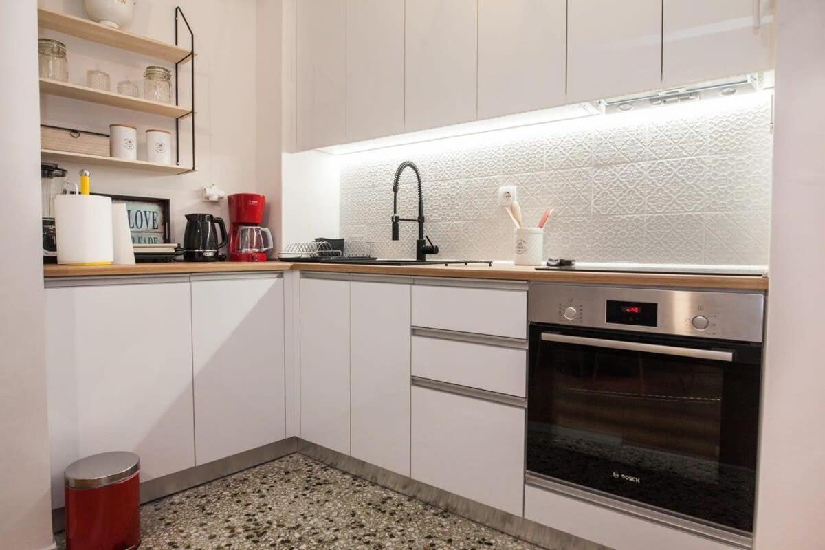 Contemporary Stylish Apartment Located Near Metaxourgeio Area 아테네 외부 사진